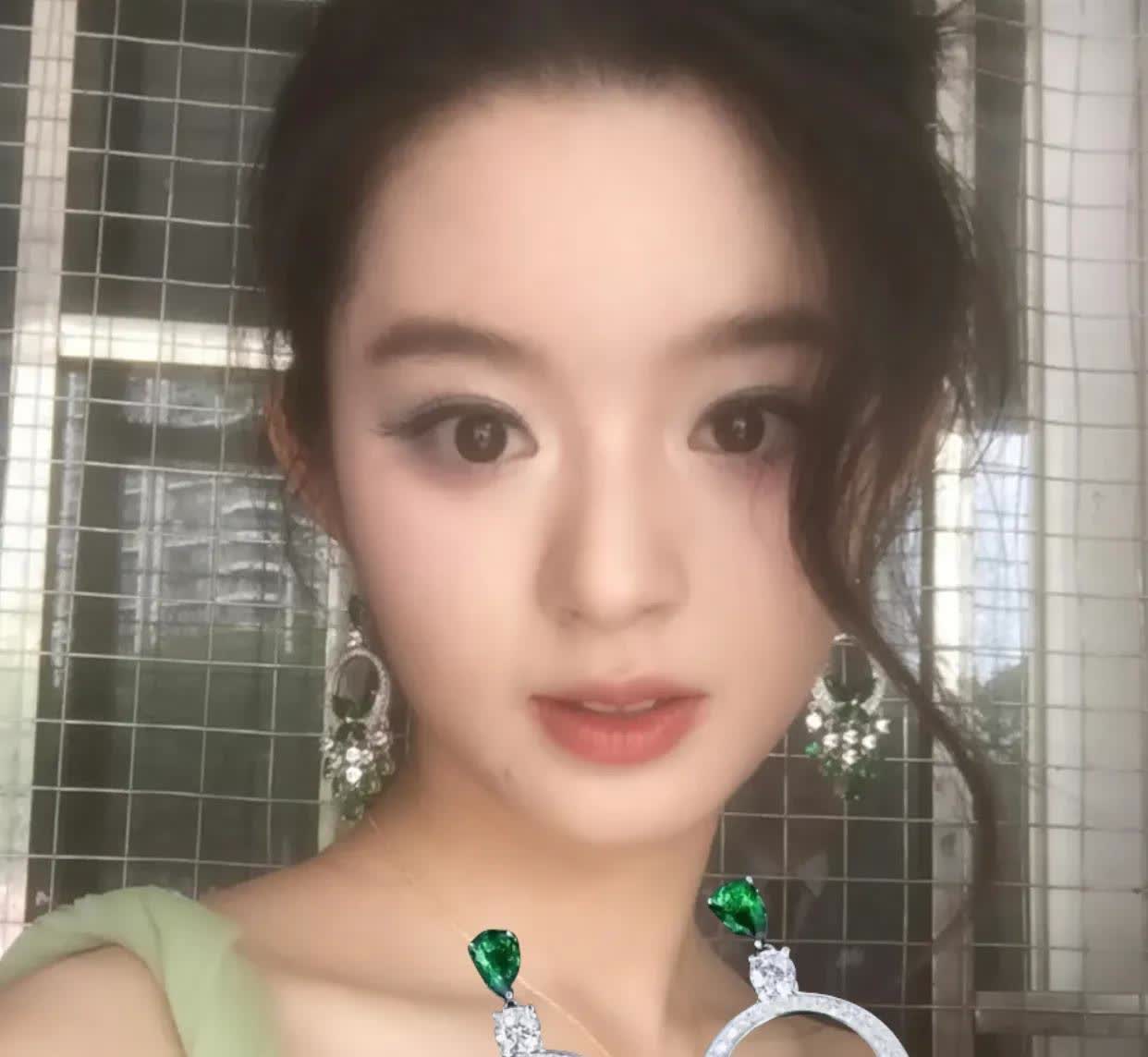原来黄杨钿甜不是坑爹的二代，​她爹杨伟才是。​杨
