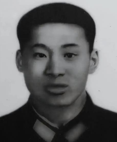 1979年，新兵吴建国身中八枪倒在血泊之中，越军军官过来捡他的冲锋枪时，指尖刚触