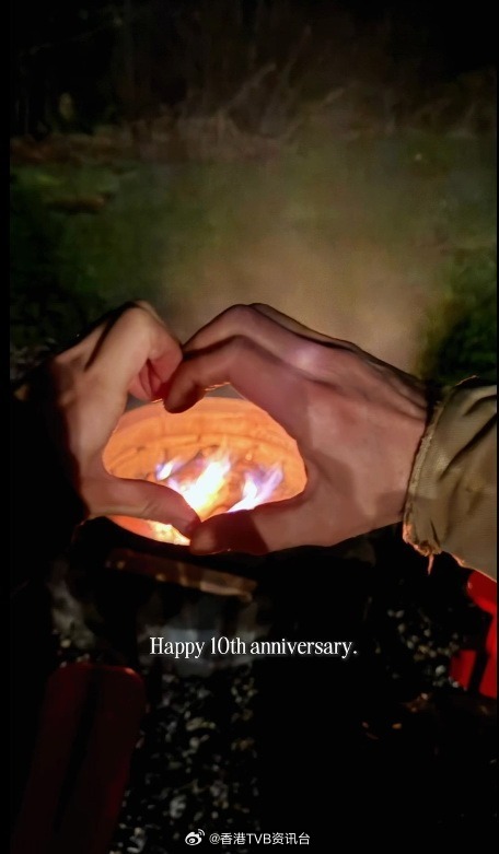 明报：钟嘉欣庆祝结婚10周年IG短片深情告白丈夫钟嘉欣（Linda）与脊医丈夫