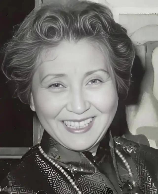 这是名副其实的民国名媛，徐志摩是她的表兄，金庸是她的表弟，她的父亲是民国时期有名