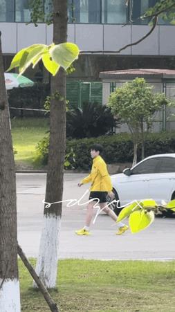 5月7日，王楚钦下训，只可惜没看到莎莎。头哥是在去体能训练的路上，右腿有一点点