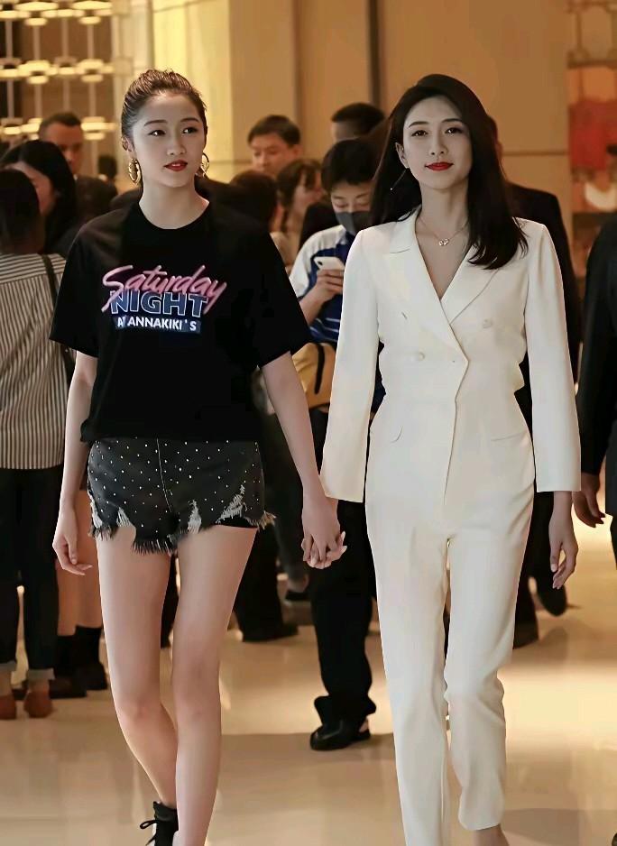 这两位美女你看出来是谁了吗？
