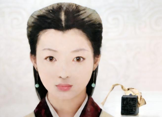 2002年盛夏，考古队缓缓撬开一具汉代木棺，棺盖刚裂一条缝，一声气若游丝的女子叹