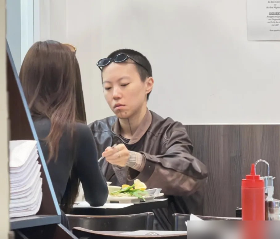 王菲当场给宋妍霏解围，这瓜太炸了！窦靖童和宋妍霏拍戏结缘成密友，先后同游巴黎、大理合体逛街，两次都刷