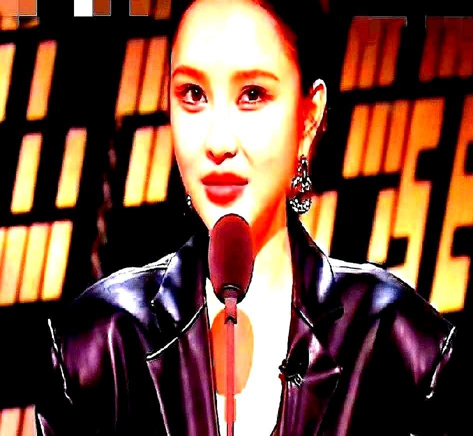 不打针，难道靠打羽毛球？周扬青撩了下头发，当众将了刘晓庆一军。75岁的刘晓