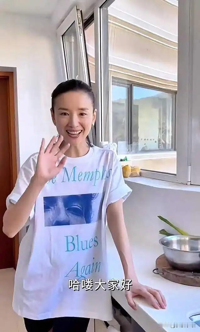 45岁董洁回大连老家！父亲下厨给她做鱼，厨房地板坏了老人很节俭！[吐舌头眯眼睛笑][吐舌头眯眼睛笑]