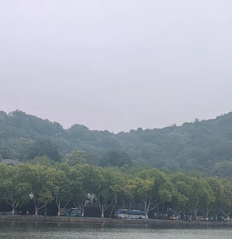 美军现在没地方领工资了，政府停摆，美国军队都不知道到哪去领工资了，估计政府恢复后