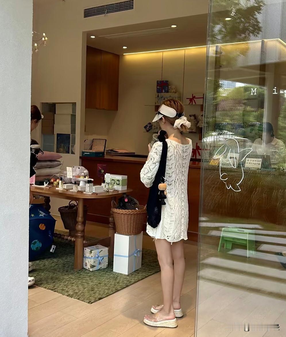 王思聪带新女伴到处游玩！前任懒懒不愿放弃，仍在日本发文示爱！[灵光一
