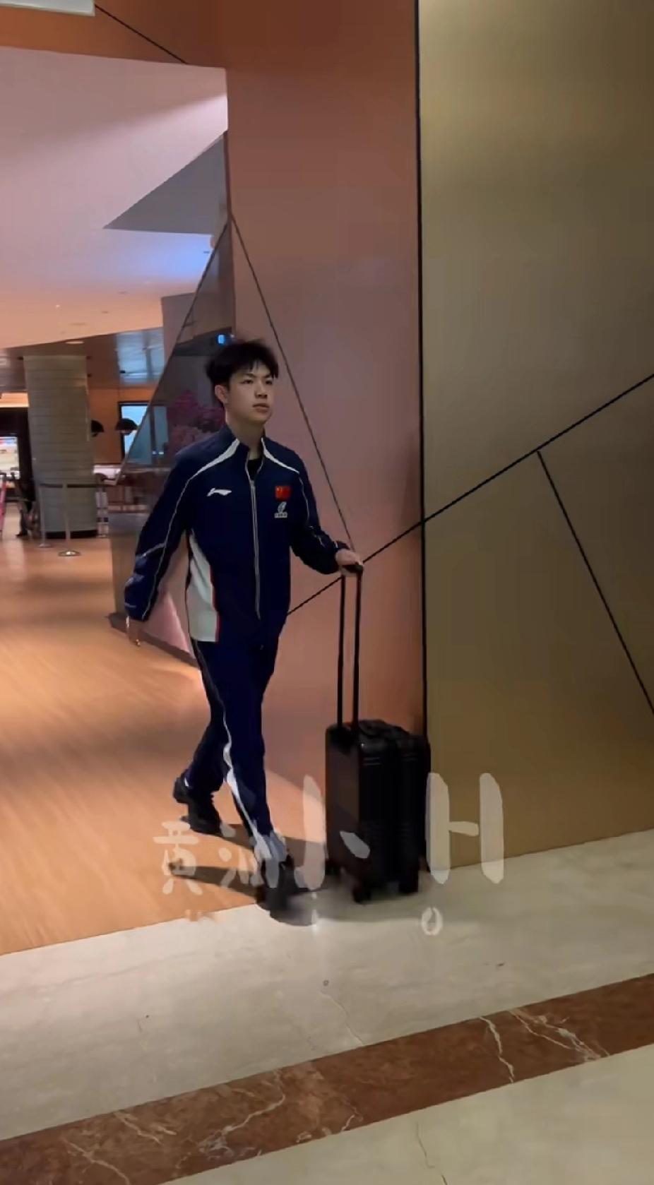 新加坡的清晨，黄友政的脚步比朝阳先到🌅WTT新加坡大满贯的清晨，天刚亮透