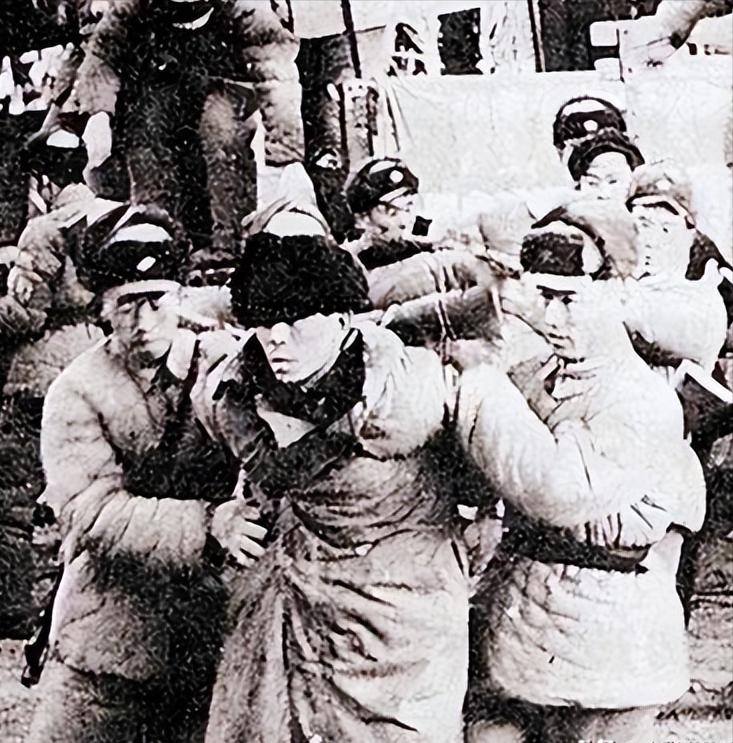 [点赞]1978年的浙江黄岩县宁溪村，几名公安干警撬开村民王金英家卧室的青石板