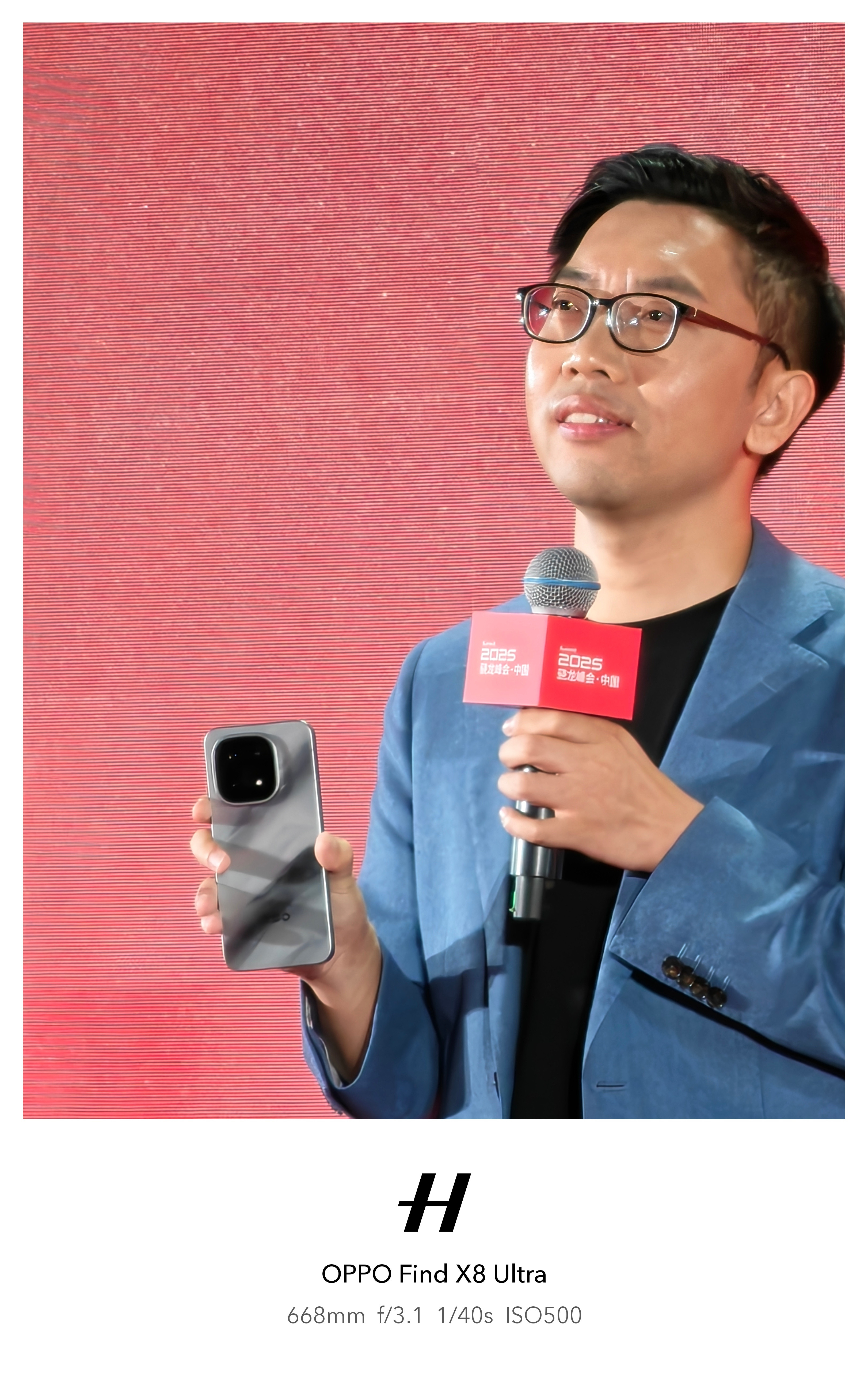 非常自豪的眼神掏出了iQOO15真机，这代机器的后盖工艺和影像都有点小突破，想