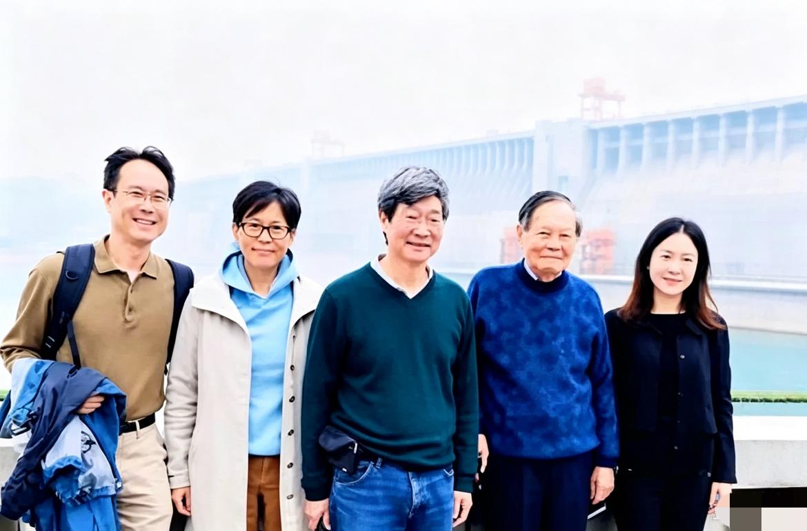 2018年4月，96岁的杨振宁来到湖北宜昌考察三峡工程，翁帆以及他和杜致礼的三个