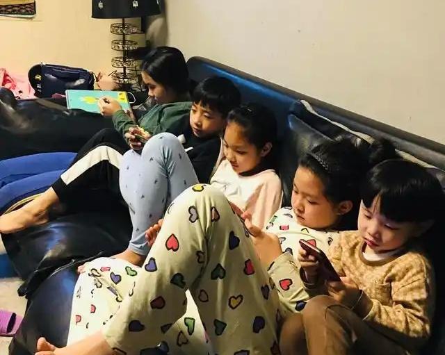 都说沉迷手机的孩子成绩不可能好，难道学霸就不玩手机吗？1、学霸不玩手机，那肯定
