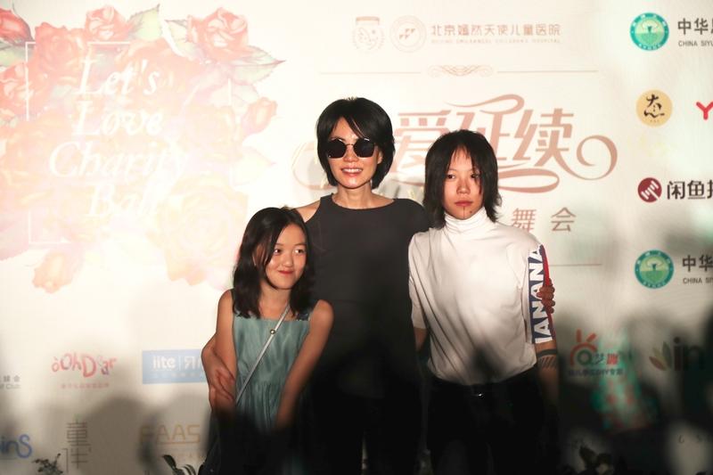 窦靖童更愿意和李亚鹏做父女，原因很实在。李亚鹏和王菲结婚后，视窦靖童为己出，给她