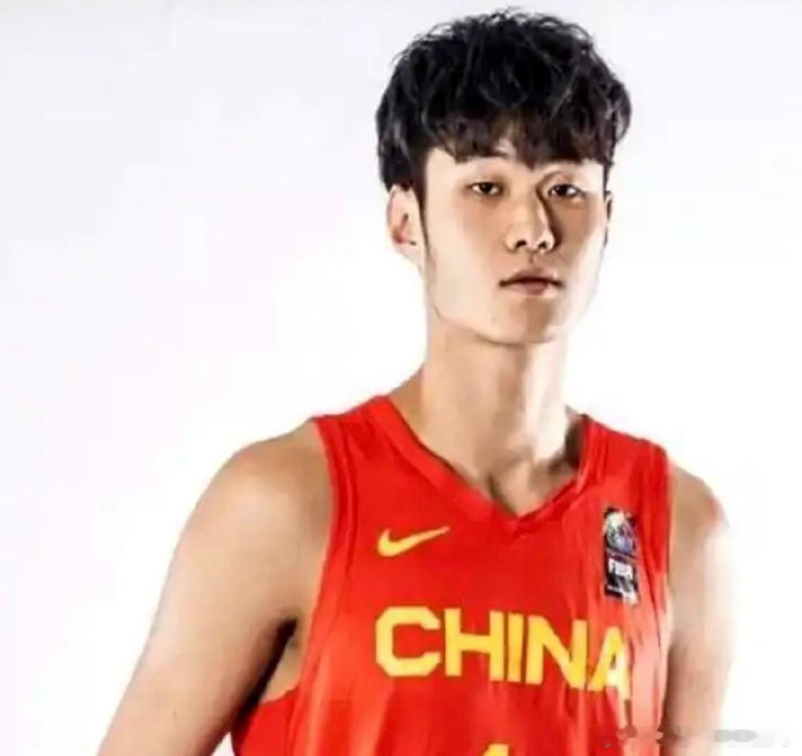 后卫能理解，锋线看不懂！曾凡博、王浩然为何双双退出中国男篮集训中国男篮最新官宣，