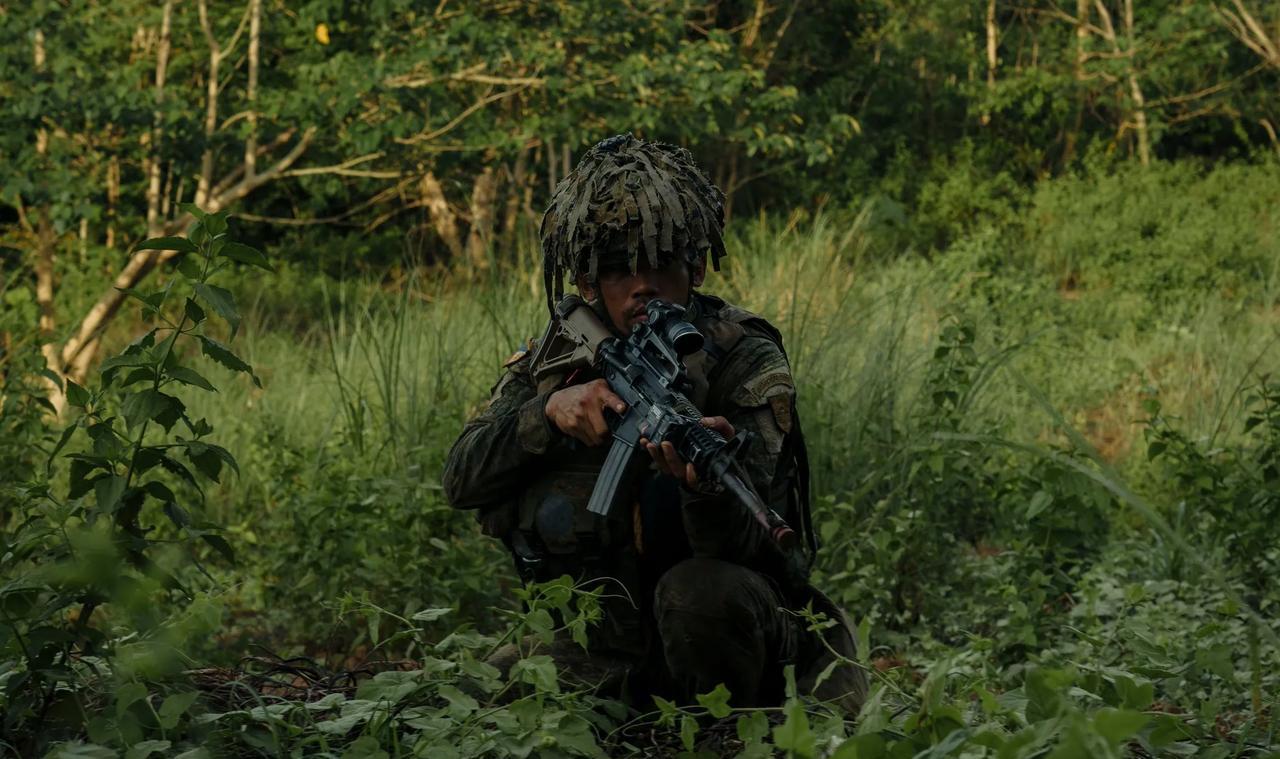 菲律宾陆军第7步兵师士兵进行训练。R4突击步枪和K3轻机枪。