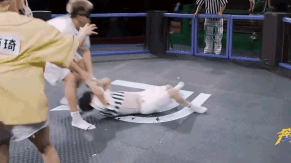 这次我是真的生气了！蓝台你能不能不要再让专业的运动员来撕名牌了！他们的力气那么