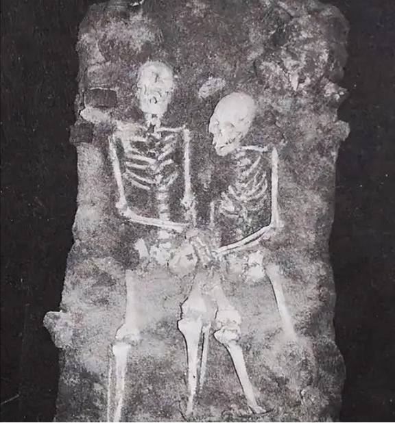 1997年，长春一处工地上挖出两具尸骨，让在场的人吃惊的是，两具尸骨紧紧依偎着，