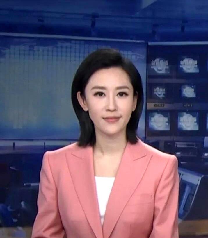 早上七点，王音棋一句“早啊”比咖啡还提神。她手指敲桌那两下，像给提词器按