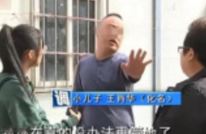断臂男子独自赡养父母20年，为还外债卖掉老房子，谁知母亲偷偷给国外的3个儿女打电