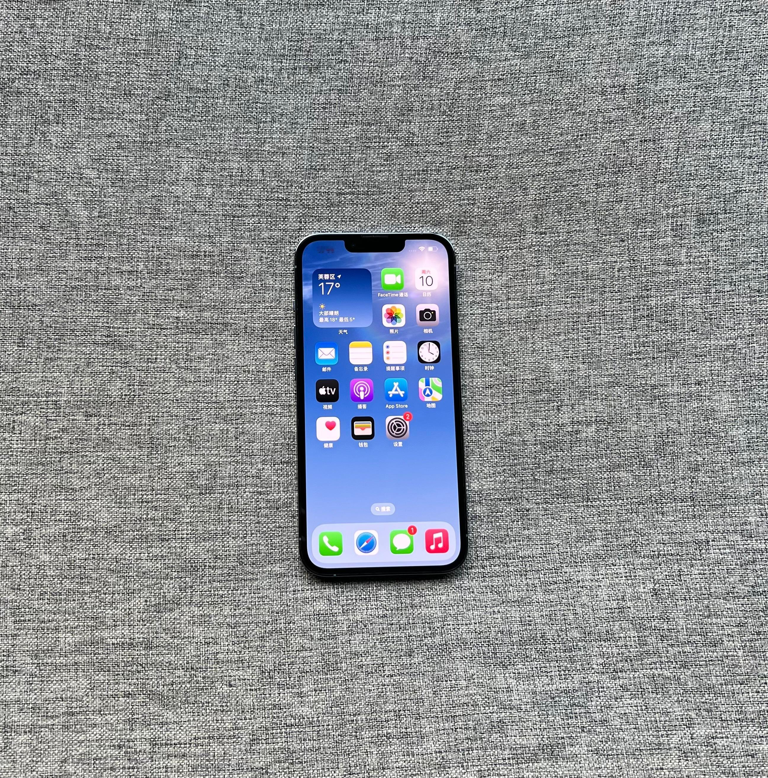 国行iPhone13Pro256G蓝色，屏幕完美，外壳小划痕掉漆，包换全新