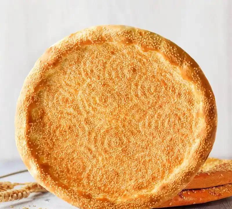 馕是维吾尔族的传统食品之一，已经被玩出了神奇！一、馕其实就是小麦烤饼，但又有各