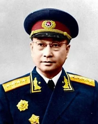 1953年，陈赓的车在哈尔滨被一个交警拦下，他直接拉开车门坐到车里，随后对司机说