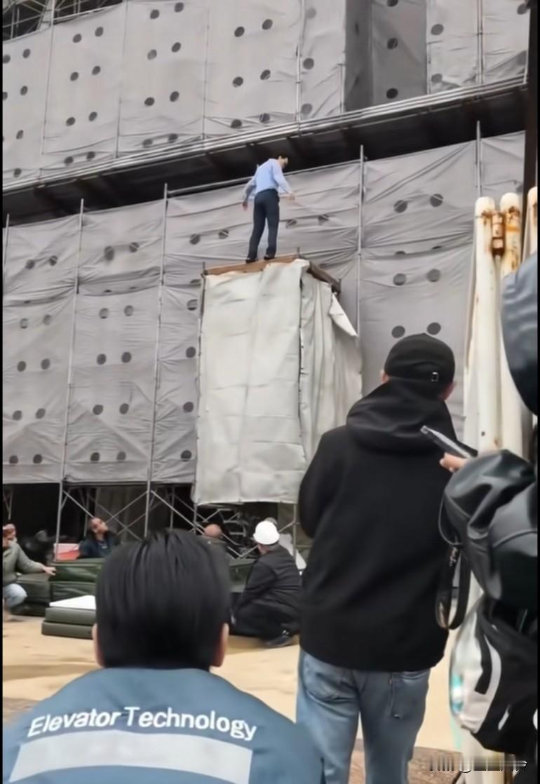 替身出事了，跳到垫子外面去了头朝地，都这么大个场合了，垫子都舍不得多买几张这是