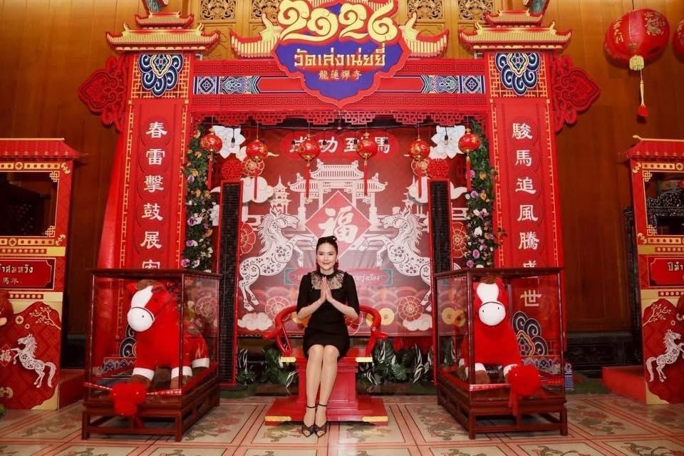 当苏提达王后陪着泰王在老挝访问时，作为新妃子的欧拉弄也惊艳亮相了。3月17日，