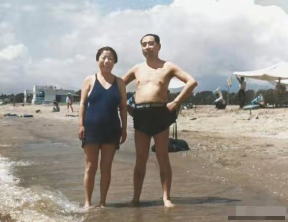 这张1958年北戴河的合影，记录了周总理难得的放松时刻。平时日理万机的他，因为胳