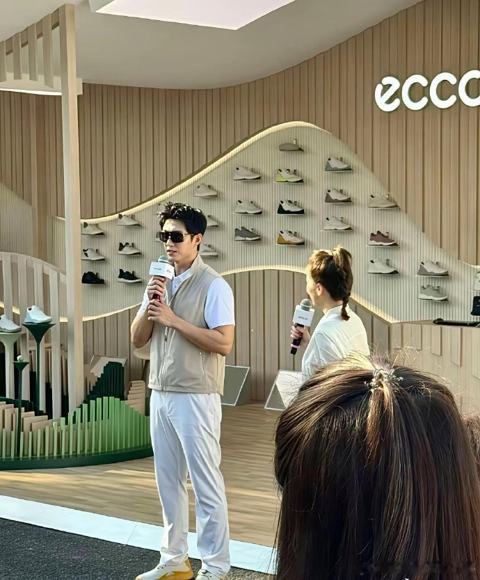 黄景瑜这裤子选得有点儿太违和了，整个人都显得无处安放的样子！​​​