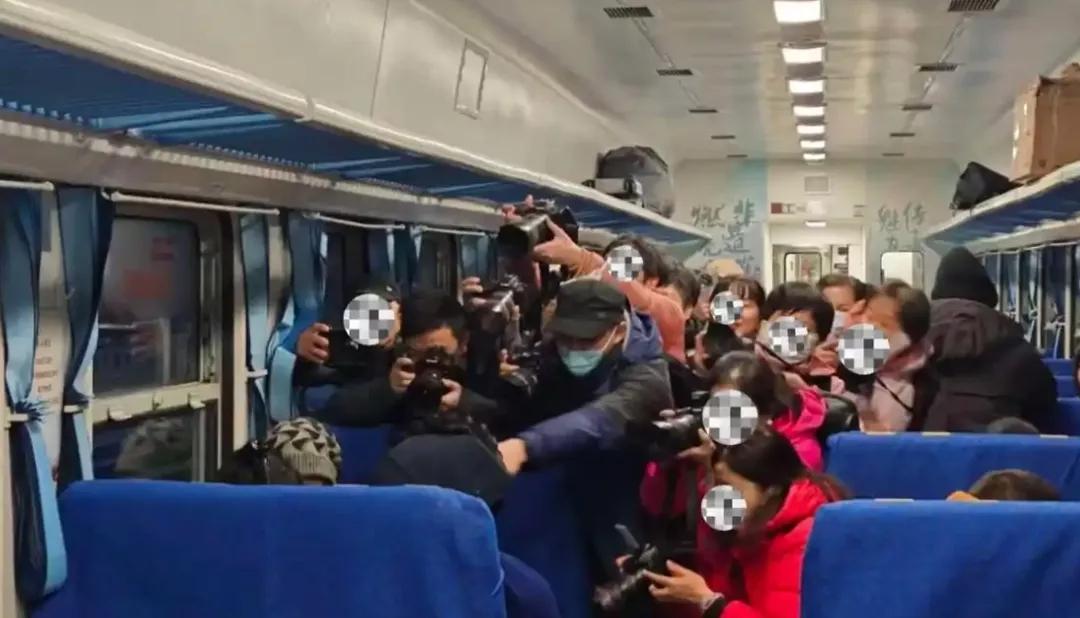 近日，四川凉山彝族自治州开行的5633次公益慢火车上，一场以