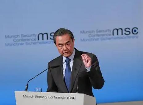 中国终于对美亮剑了！慕尼黑会议上，王毅被问到中美关系时，王毅的回复振聋发聩：如果