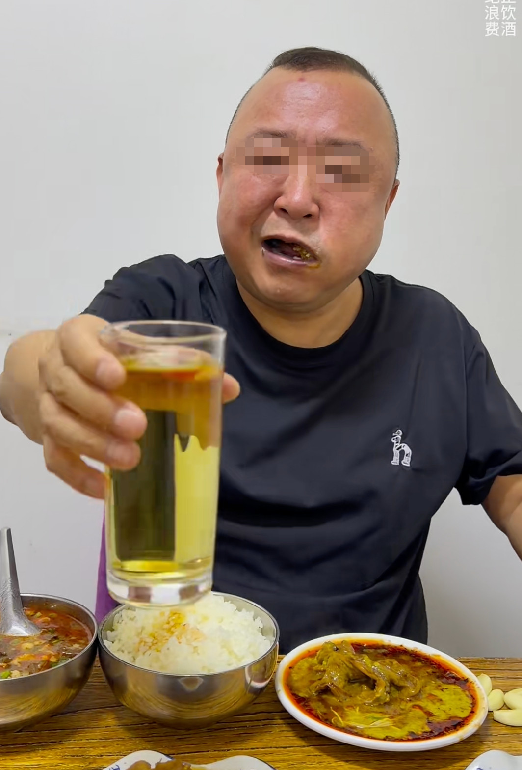 这个乌兹别克小哥吃手抓饭的样子说实话在我眼里其实吃相非常得体了。抓饭攥得贼瓷实还能全塞嘴里而且闭着嘴