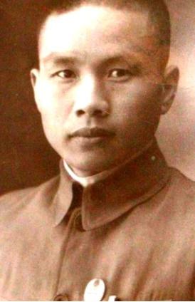 ☁1948年，军统少将周镐突然人间蒸发，妻子认为他是远赴台湾，殊不知丈夫早