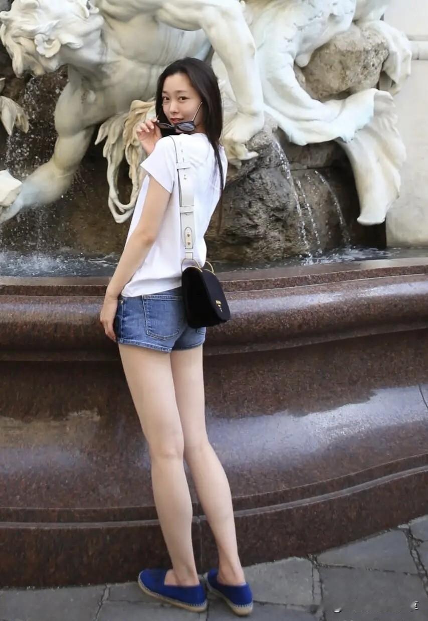 90后女演员中素颜最好看的一个女明星，她的腿型很完美，这样回眸一笑，不知道迷倒多