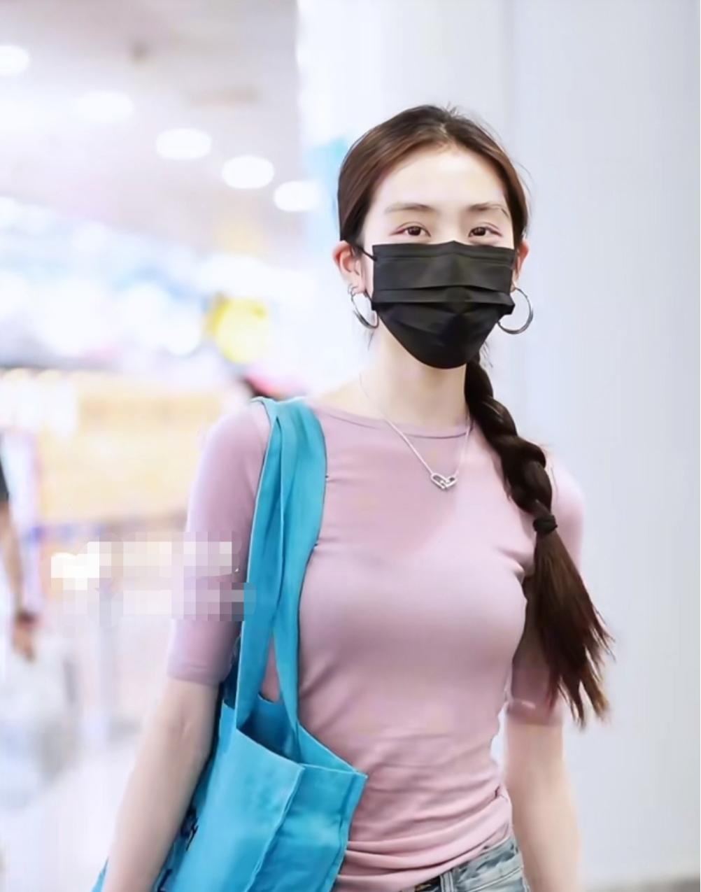 黄磊女儿黄多多回国啦~长成大姑娘了气质真好黄磊女儿一直在国外留学最近她回国和
