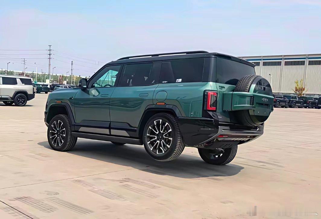 友商怕是又要慌了，比亚迪刚发布的云辇底盘，三个轮着地都能跑不是固定哪个轮哦，四个