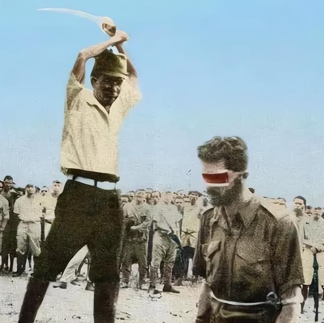 1943年，日军砍掉了一个澳大利亚男人的脑袋，还不忘拍照炫耀，结果就是因为这张照