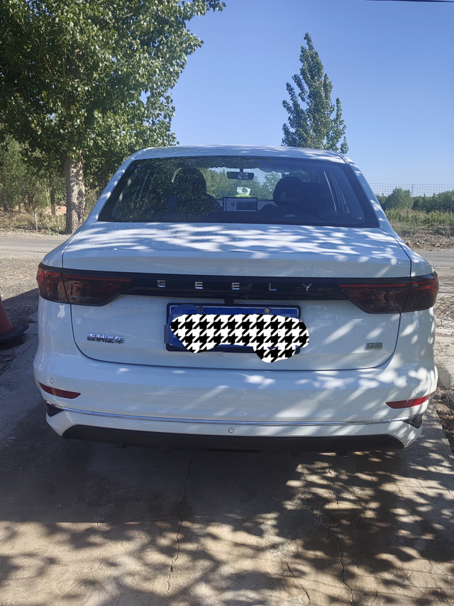 23吉利帝豪手动豪华首先说说对比车的不满意或者是值得改进的地方吧！第一点这车没