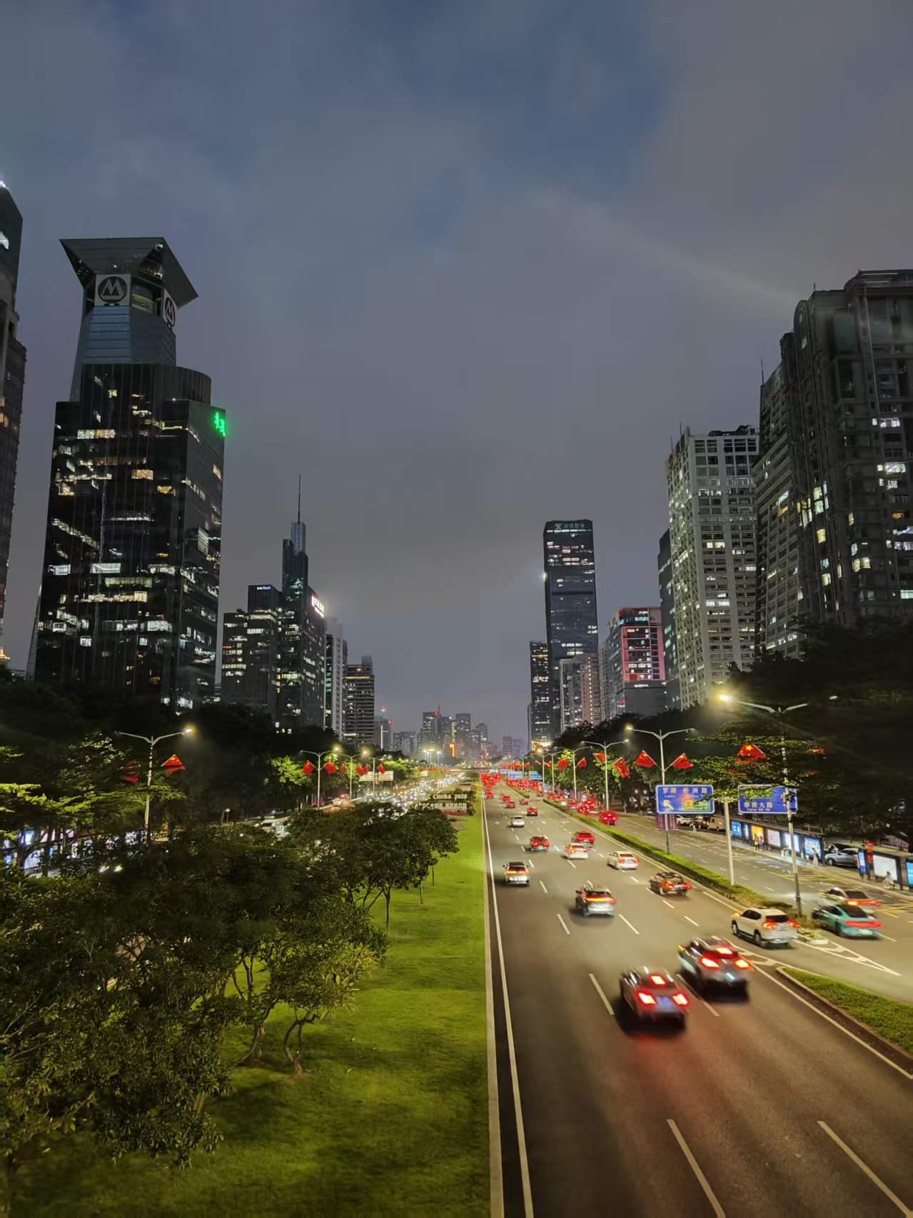 中秋国庆来深圳旅游，如果你喜欢深圳的夜景的话，别忘了来深圳福田车公庙打卡。很多人