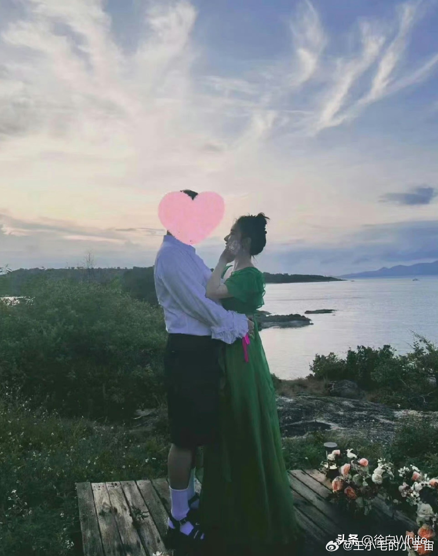 阚清子和老公一同现身机场俩人也算是久违同框了，阚清子老公手推两个行李箱，送阚清子