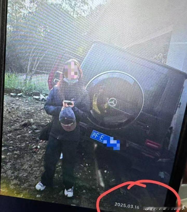 金晨助理顶包评论区捡到一张照片和狗仔曝的2015.3.16时间一致？？？图片上