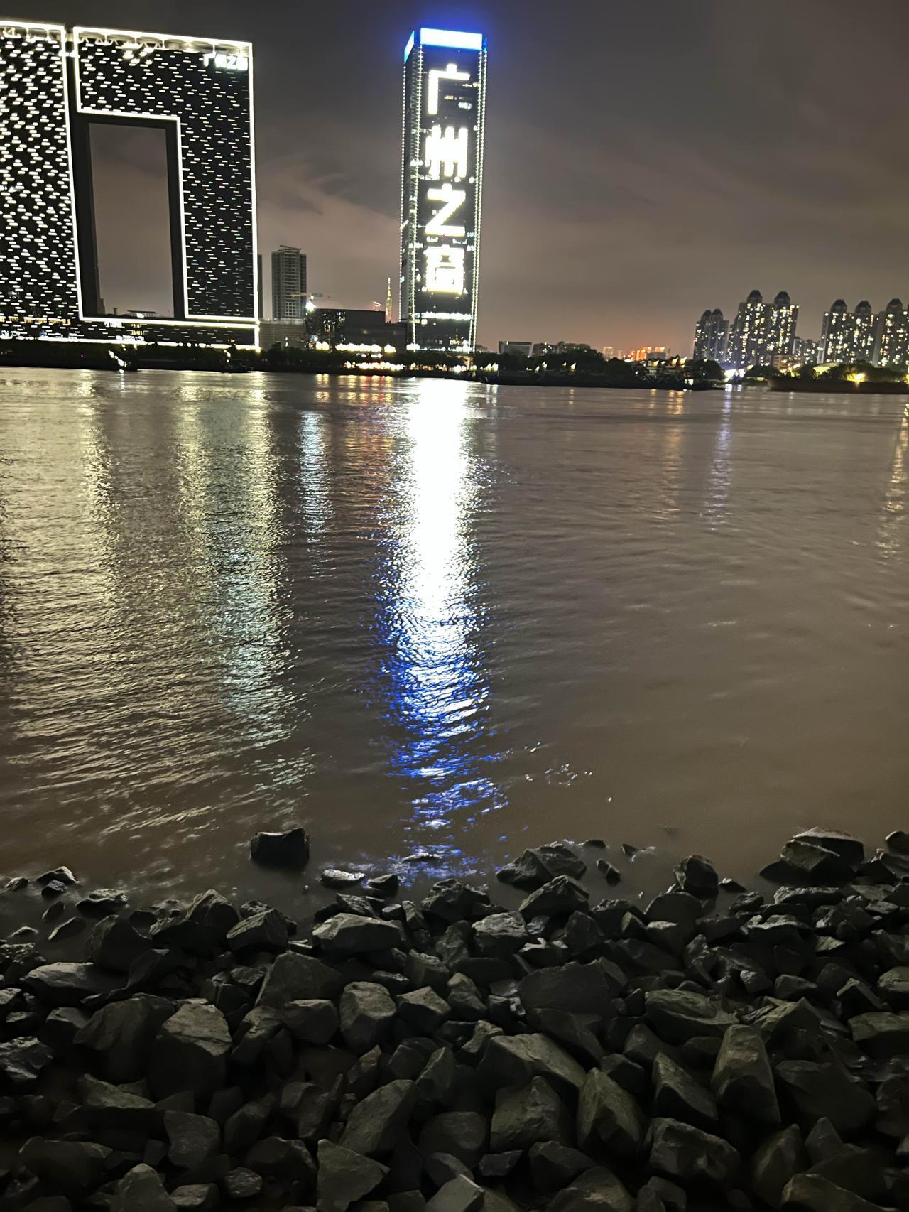 广州的上游洪水肆虐成灾，下游的广州珠江却呈现枯水期之势，可见大珠江对洪水的吞吐能