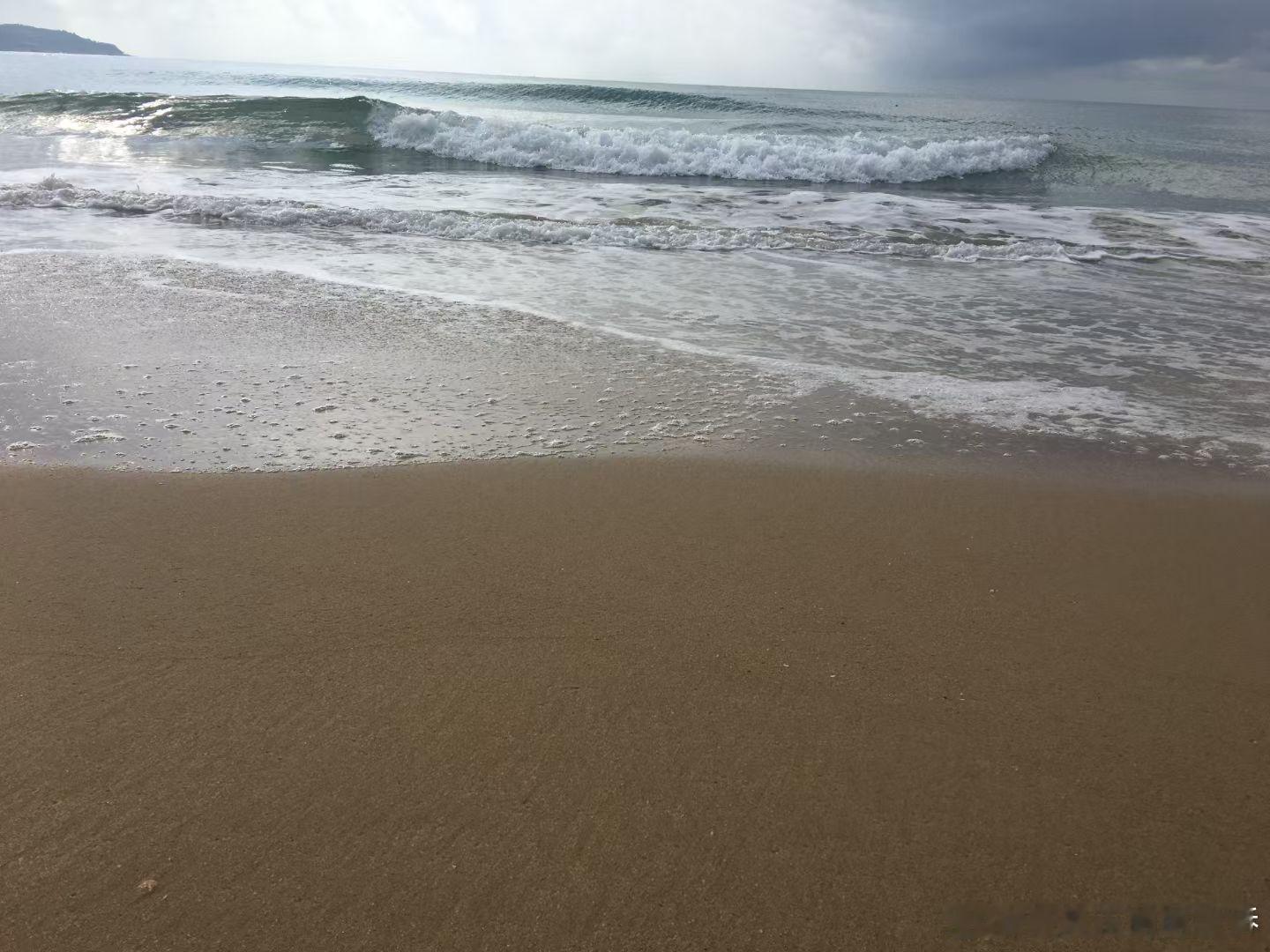 生活手记海南夏日海风图澄澈晴空下，椰树舒展着浓绿枝叶，风一吹便摇曳出沙沙的韵律。