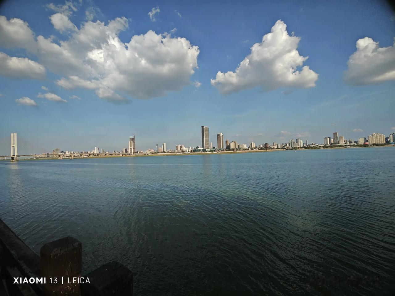 “海滨城市”南昌。此时的赣江，烟波浩渺，颇有一番大海的气势。名满天下的滕王阁，就