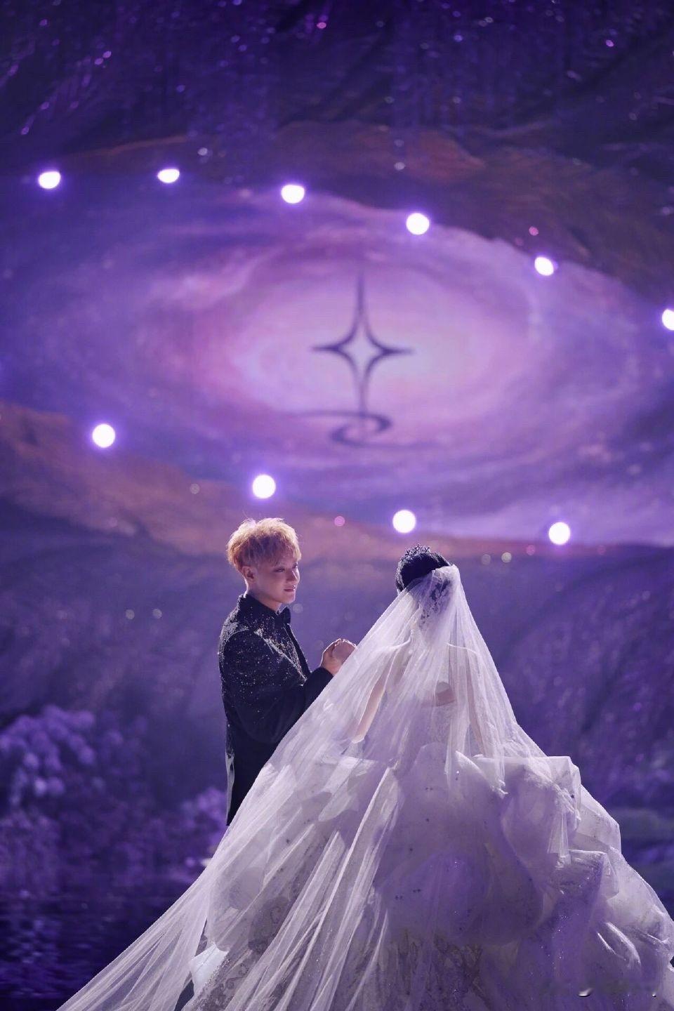 黄子韬给徐艺洋置办了一场梦幻又浪漫的星空婚礼，场内场外布置足以可见金钱的力量，算
