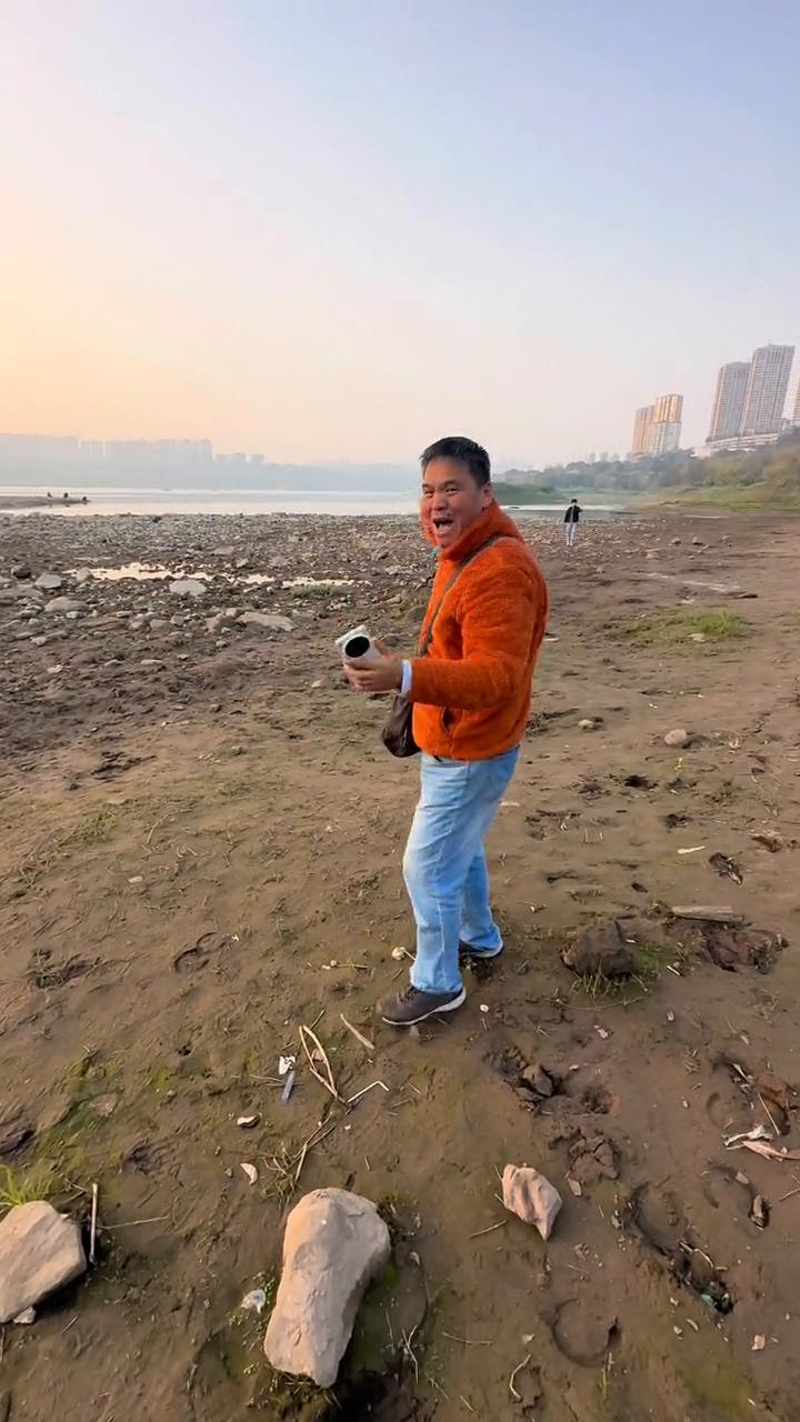 长江三峡水库最近放水了，白居士大桥下面、八滨路、长江江滩全部弄出来了，我要陷进去