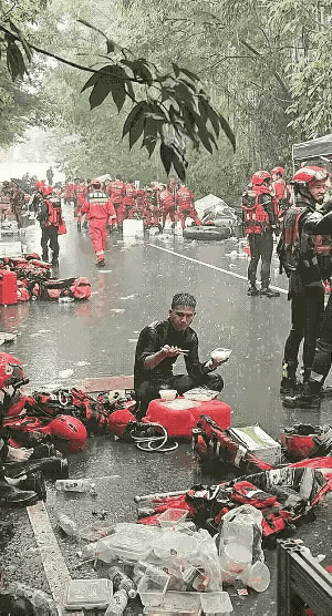 大家都不容易，辛苦了，中国好男儿。这就是担当[赞]