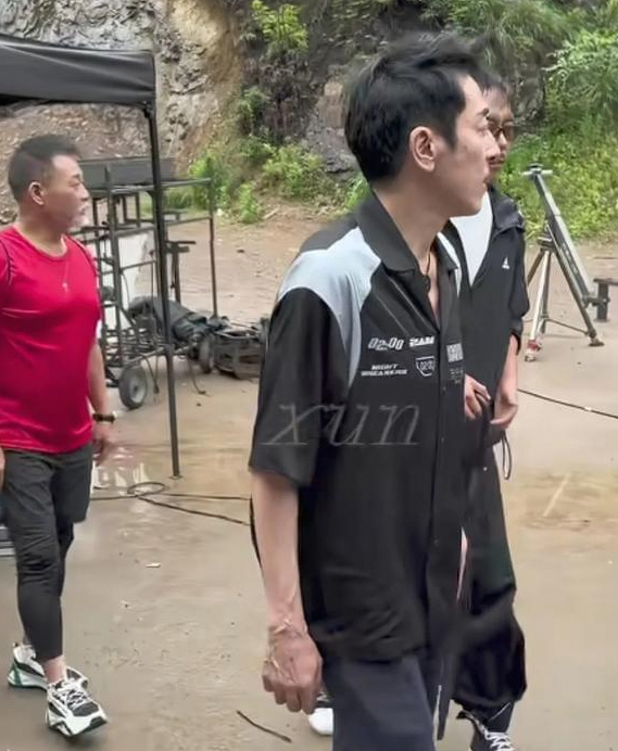 57岁吕颂贤瘦成纸片人，26年素食背后的争议